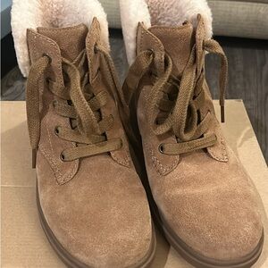 Tan Suede Lace-Up Boots with Fur Lining